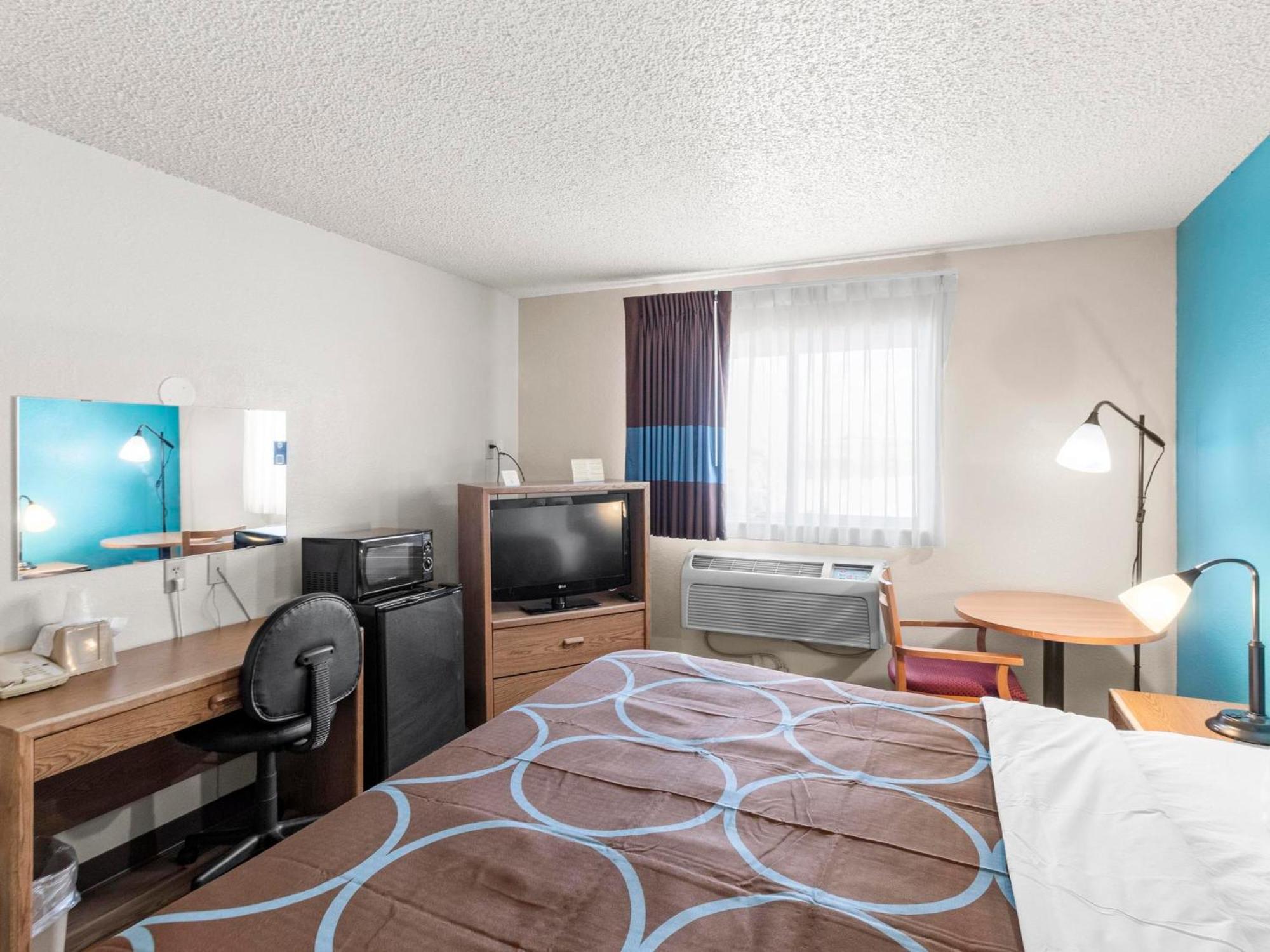 Super 8 By Wyndham Motel